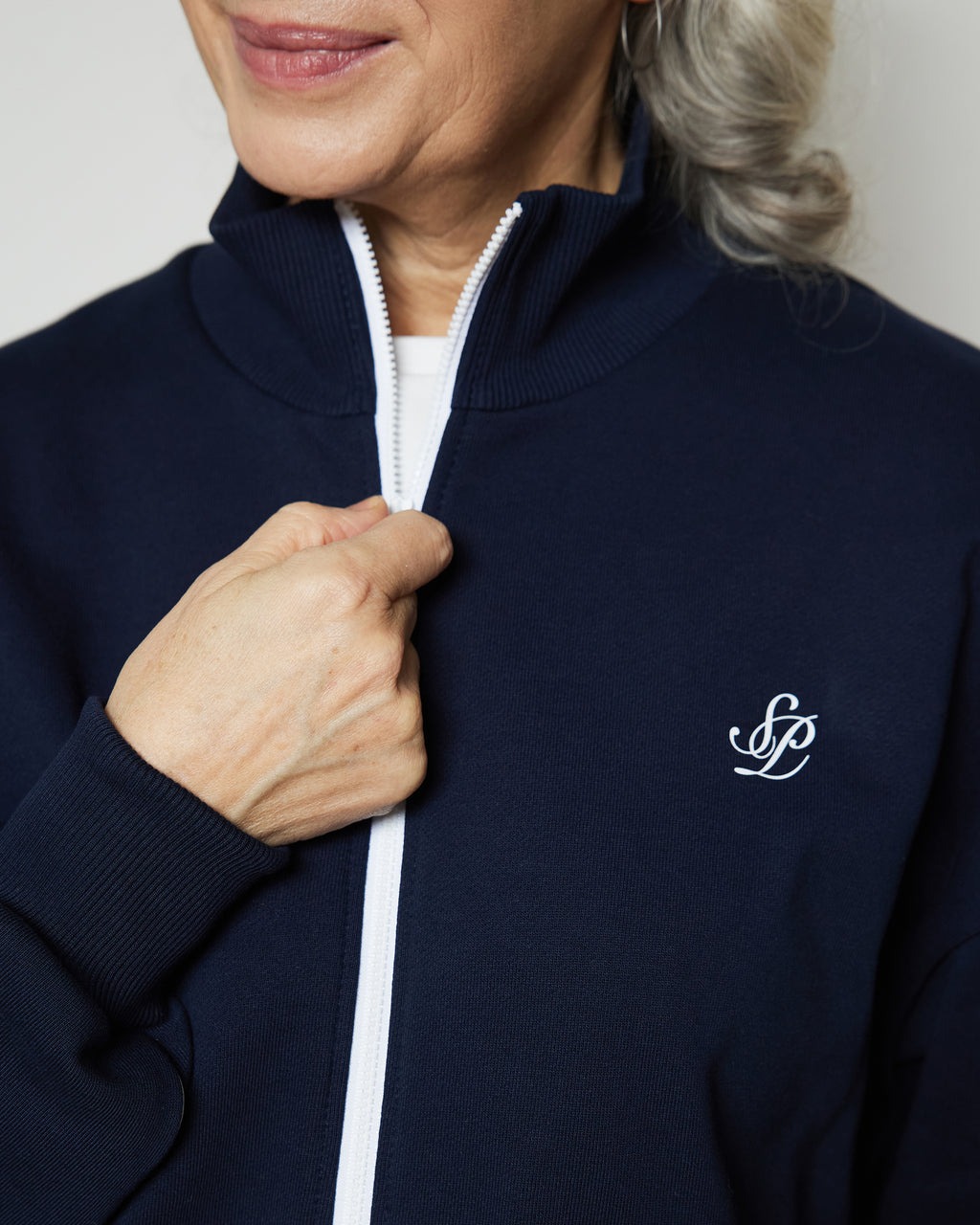 Бомбер вільного крою на блискавці з білими кантами