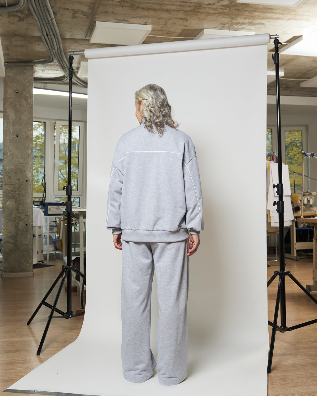 Бомбер вільного крою на блискавці з білими кантами