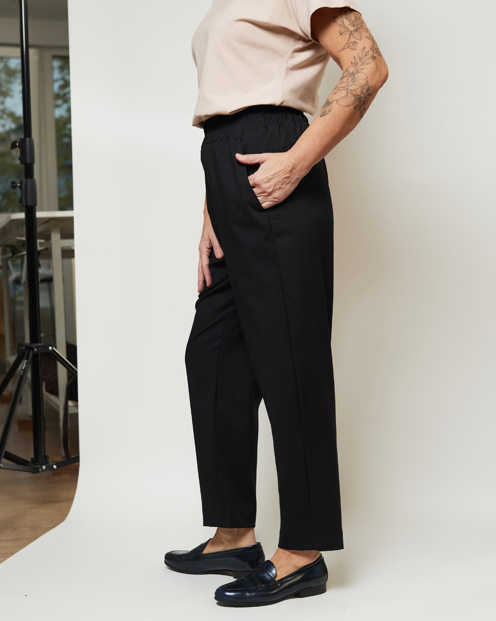 Брюки з поясом на гумці з кишенями прямі